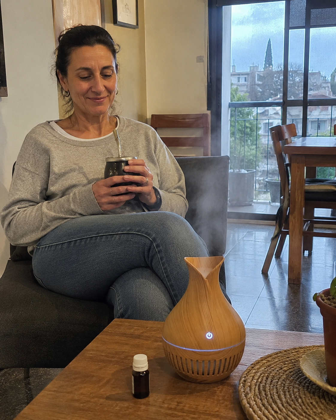 Persona relajada usando humidificador aromatizador